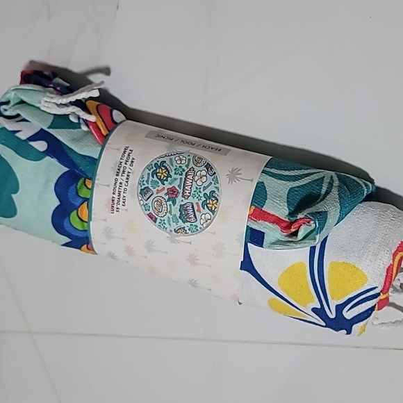 BNWT, BEACH TOWEL - Picture 4 of 4